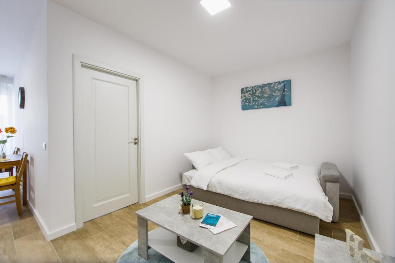 Lovely Home At West Residence Oradea Exterior photo